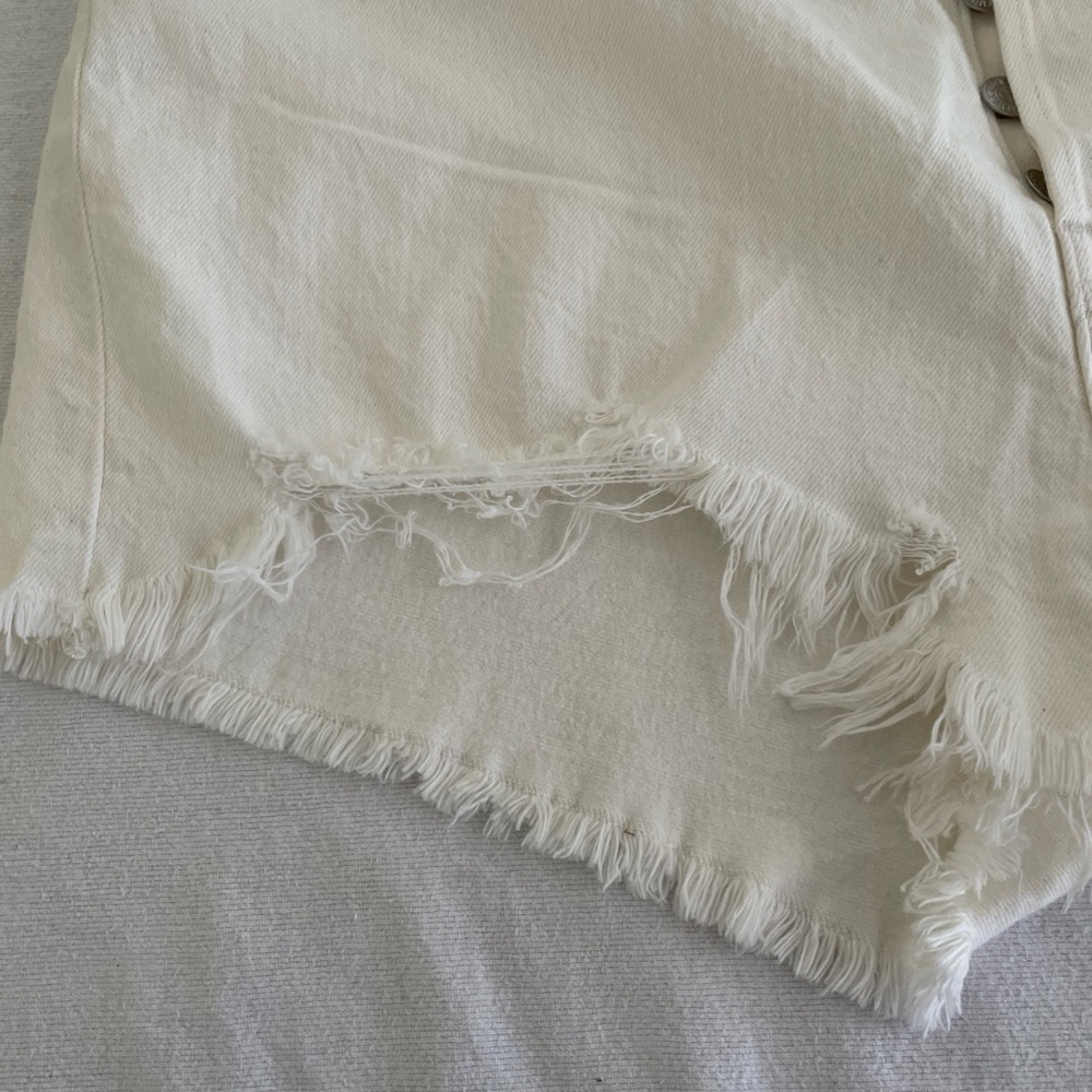 New Women's Levi's 501 Original High-Rise Off White Distressed Shorts Sz 33 - Picture 7 of 9